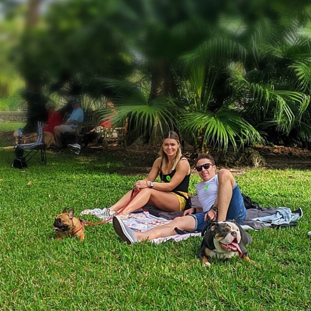 This Thursday evening, April 8, celebrate spring with your pup at a doggie date night Bossa Nova concert in the Garden! 🌴 🐶 🎵 Bring your blankets and low profile chairs, enjoy the fresh air and relax with your pup as you listen to the soulful sounds of songstress @meraises.
.
Link in bio to purchase tickets💚